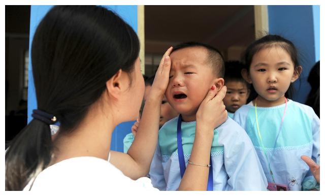 幼儿园小班早上哭闹怎么办