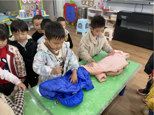 幼儿园衣服多怎么办小班(小班叠衣服像这样做)