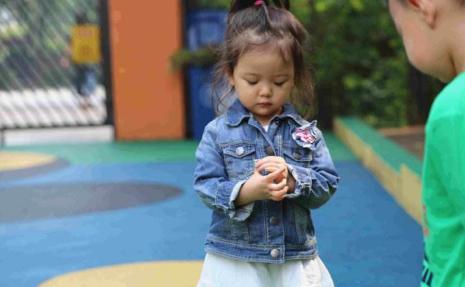 小班孩子不合群怎么办(孩子入园融入不了群体这么做)