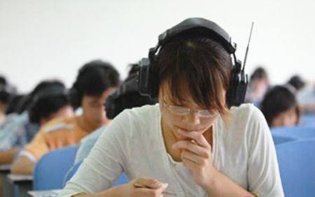 中国高考英语听力怎么考(英语听力满分的五大偷分技巧)