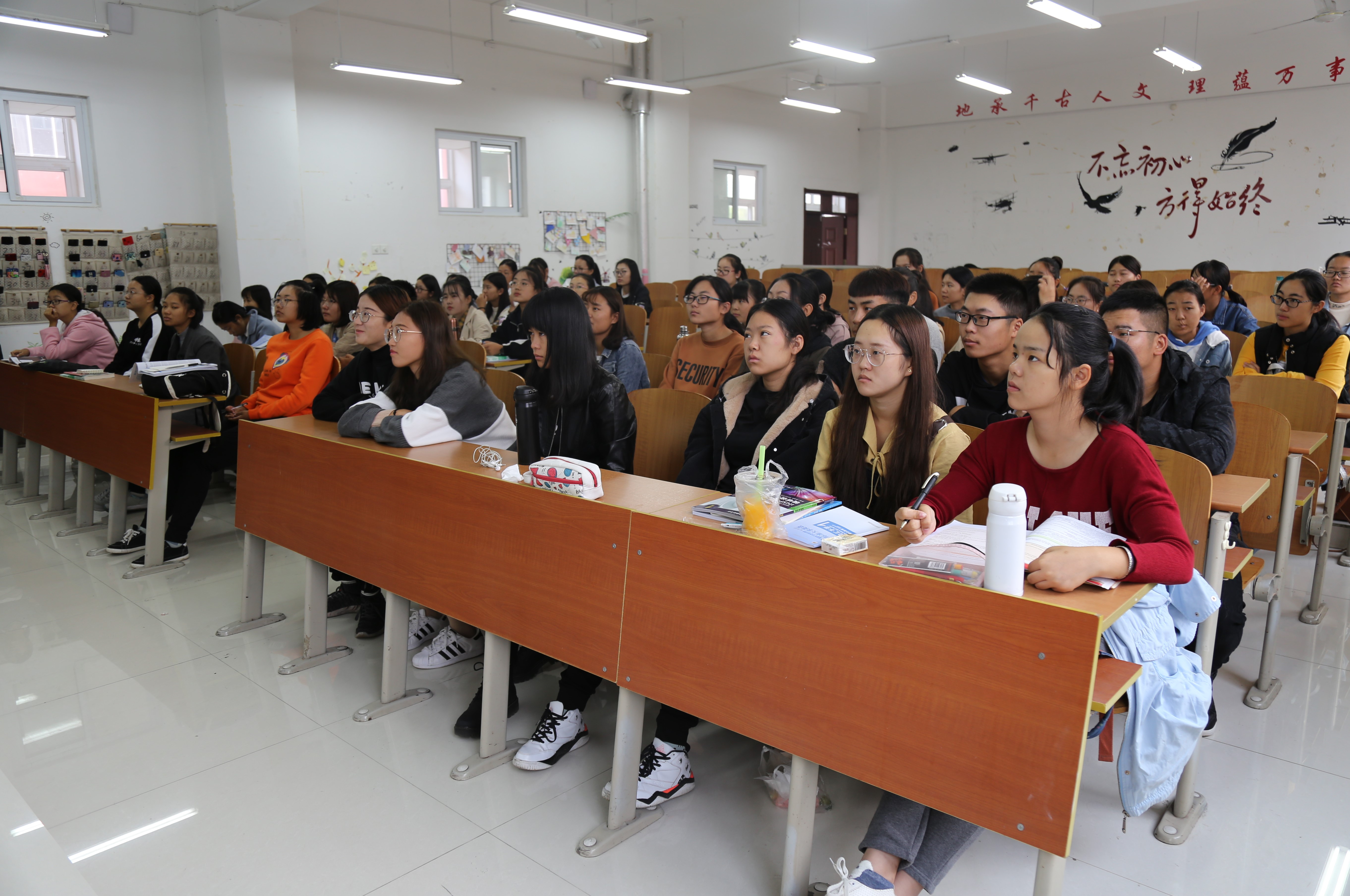 怎么让小孩学习态度端正(这样培养孩子专心学习)