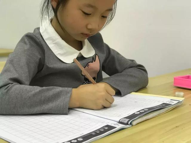 写字很不好看怎么练习写字(练字神器！三步教你变写字高手！)