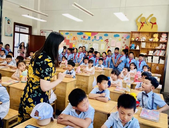 幼小衔接如何端正坐姿上课(惊呆！老师现场变出毛毛虫，幼儿园小朋友惊艳了！)