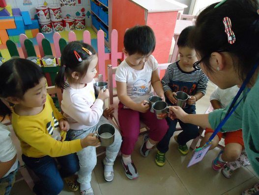 不爱喝水的宝宝怎么办小班(暴瘦健身走红！幼儿园妙招揭秘)
