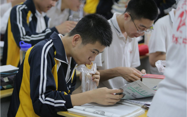 为什么高中生都要选化学(高一孩子物理化学专业选择的困扰)