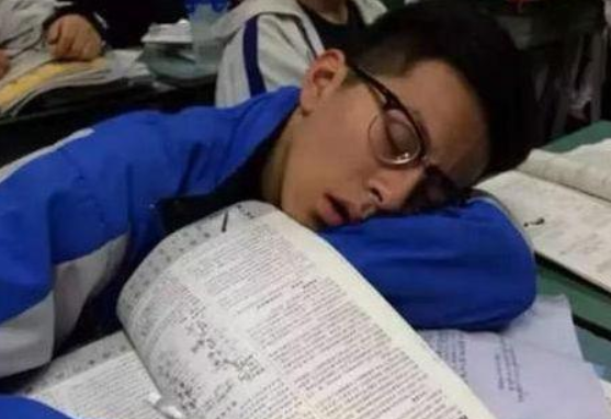 为什么考完高考早睡(高考结束，同学们放纵狂欢一夜，休息不好会诱发健康问题)