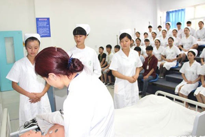 中考成绩不好读卫校怎么样(废弃高考，卫校通向高薪护士之路)