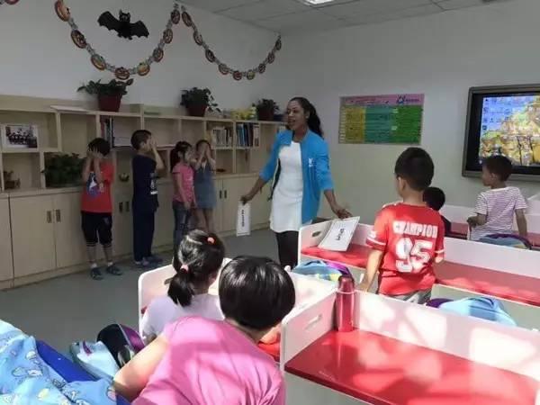 家长该如何做幼小衔接(教育专家揭秘：幼小衔接秘籍，不学字数学也能轻松迎接小学！)