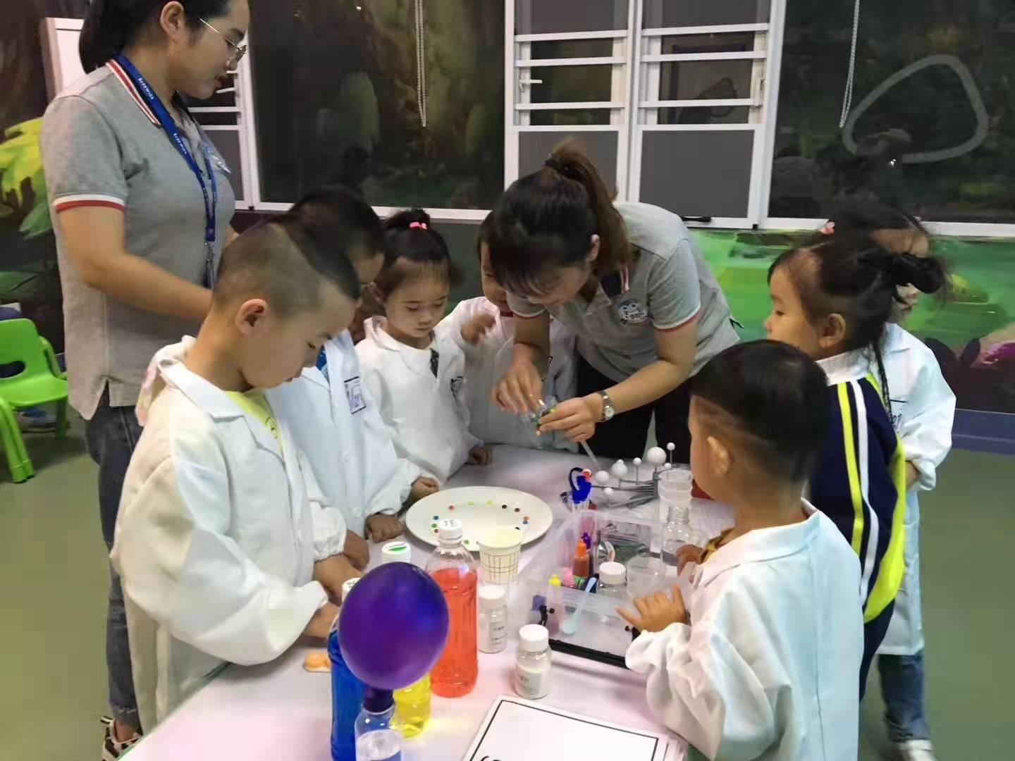 在家怎么启蒙孩子英语(零基础儿童两年英语变牛娃，家长不必报班，方法揭秘！)