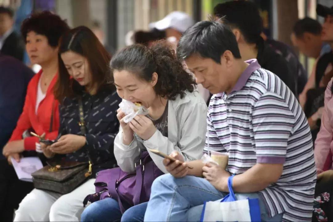 为什么高考家长紧张焦虑(揭秘高考家长焦虑：为何有的比孩子还紧张？)