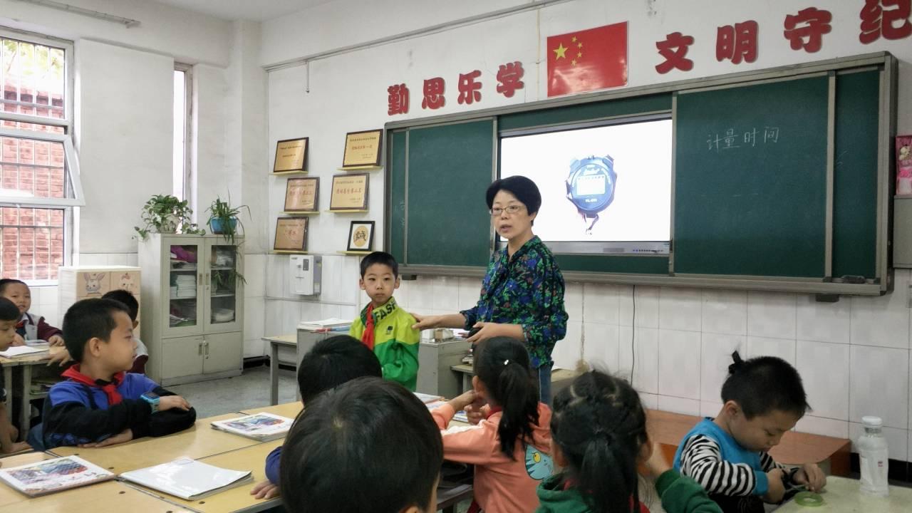 小学英语怎么提高课堂实效(绝密！教师必备10招，秒收学生注意力！)