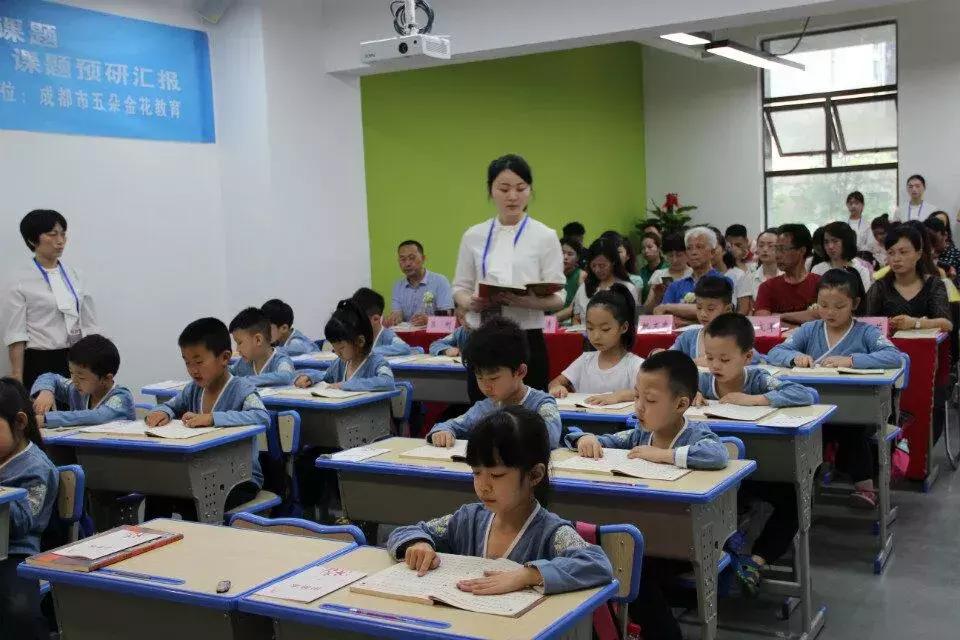 幼小衔接怎么上线下课好(孩子幼小衔接要不要做？怎么做？这3点很关键幼小衔接教育学习DOU小助手)