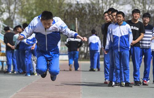 立定跳远中考怎么样算满分(中考立定跳远满分条件)
