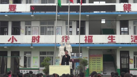 作文如何突出中心(语文七上第五单元写作：如何突出中心)
