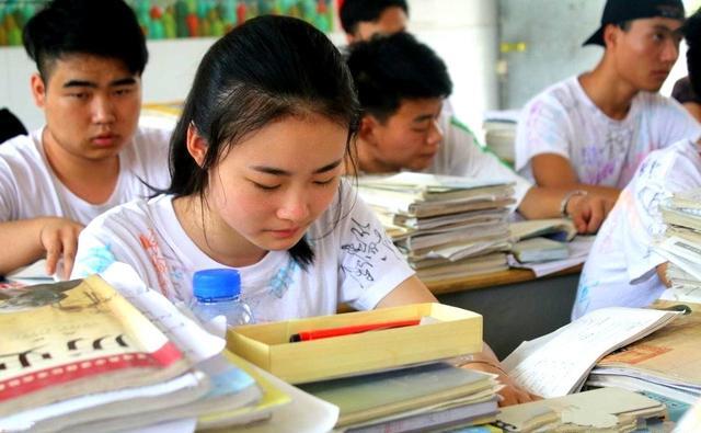 高一学生的学习态度怎么样(震撼揭秘！高一学霸学习态度大调查，如何轻松拿满分)