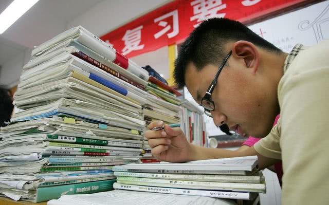 怎么抓准材料文的中心论点(把握材料文中心论点的技巧)