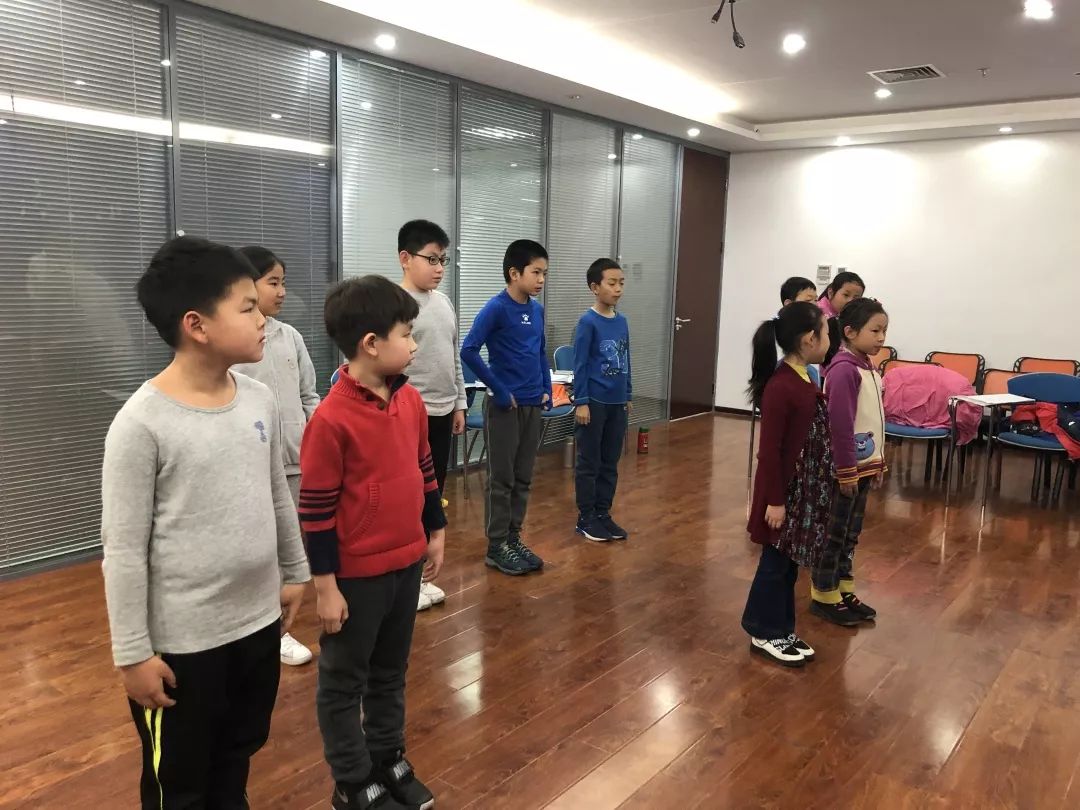 怎样帮助孩子树立自信(建立自信心的技巧)