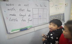 邻家男孩怎么学英语好(男孩练好字，英语能力瞬间爆表！)