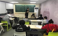 孩子英语听不懂怎么办(全英文授课不适合孩子？过渡半英文再决定！)