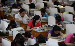 中考落榜后怎么借读(借读学籍也需加钱，名额有限，没考上高中的孩子急了。)