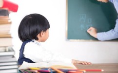 怎么哄孩子的英语阅读(妈妈告诉你，学英语绘本只需两步！)