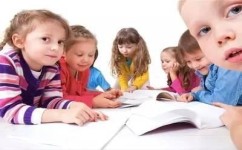 小学生学英语听什么(儿歌听多了，英语学不会？家长们别再浪费时间了！)
