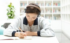 新手小学生如何学英语听力(小学生英语听力糟糕？终极秘籍让你秒变英语高手！)