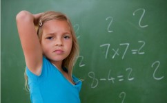 孩子学数学头疼怎么回事(揭秘：孩子头痛头晕原因百变，家长别错过这些关键！)