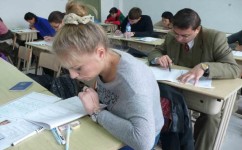 法国孩子学中文怎么学英语(揭秘法国人心思：亚洲脸学法语难？)