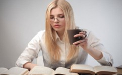 你如何追求女孩英语(追女孩必备技巧：攻克英语难关)