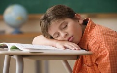高中生睡觉为什么越睡越困(注意力不集中的问题)