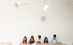 怎么创造学英语的环境(提升英语学习环境的方法)