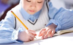 如何让孩子爱上写字(激发对写字兴趣的技巧)